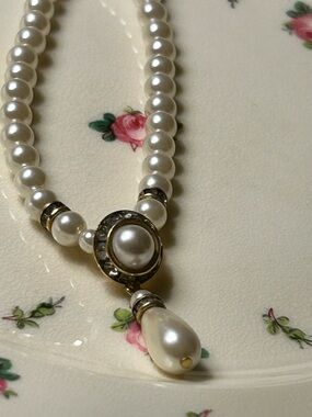 Vintage Classic Pearl Tear Drop Necklace White Pearls w Gold Accent & rhinestone